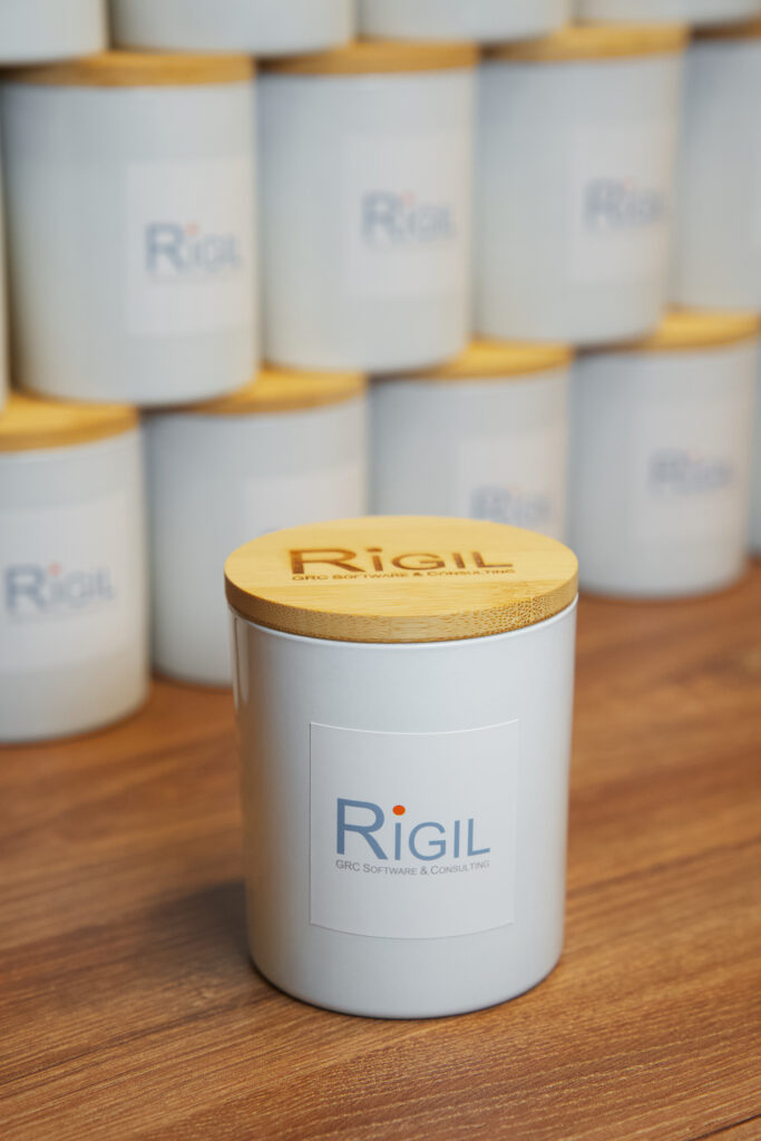 personalizowana świeca z logo firmy – prezent dla pracowników